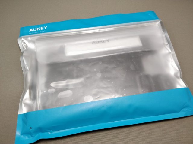 AUKEY 防水ポーチ ケース ブラックと透明 PC-T12 梱包 裏